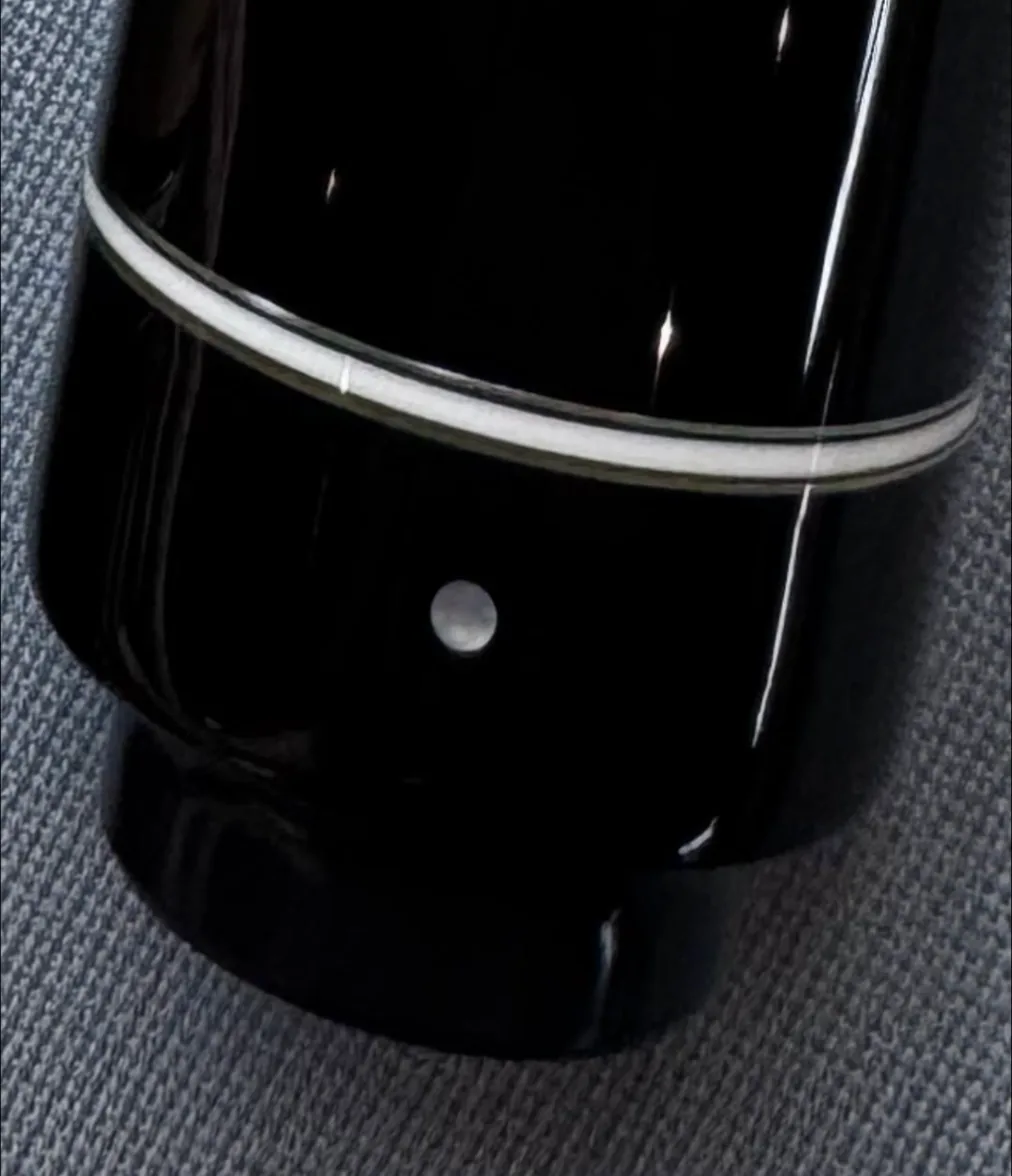 與 Logo 對稱的圓點 inlay